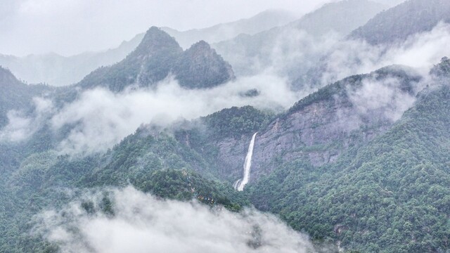 廬山煙雨現(xiàn)仙境 飛瀑凌空引客來