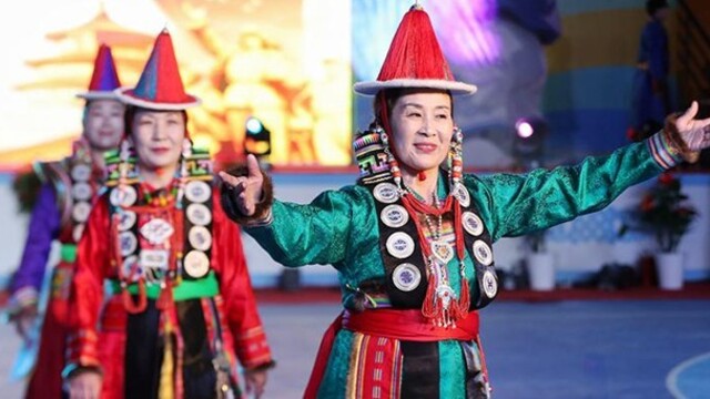 六旬传承人让蒙古族服饰焕发新时尚