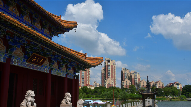 藍天白云下的城中美景