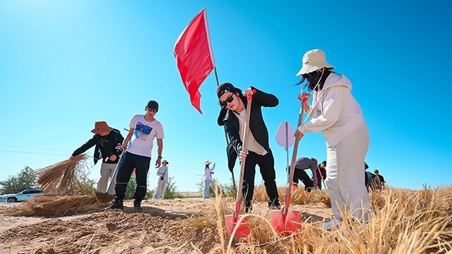 凰家体验官走进八步沙　对话治沙英雄挥锹充“植”