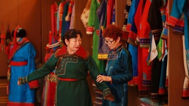 “绣”民族风圈粉游客　守艺人让古老非遗有“穿”承