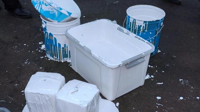 216台旧手机藏匿于油漆桶 司机神情紧张被港珠澳大桥海关当场识破