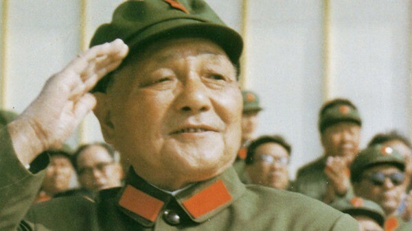 1978年邓小平如何从党内排名第三成为实际核心？