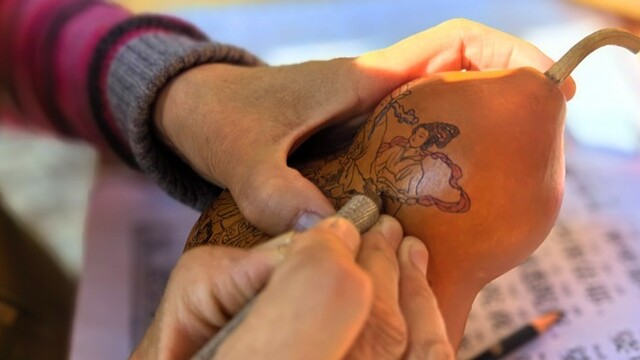 与葫芦结缘四十余载　守艺人喊大学生复“刻”世间百态