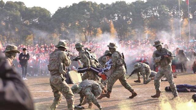 21所军校襄阳集结，格斗、射击全体验 “一站式”招生咨询点燃学子从军梦