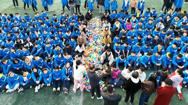 武汉一中学宠学生出奇招 “零食大作战”抢走备考压力