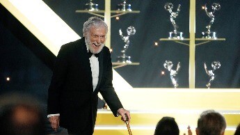 好莱坞百岁演员的长寿秘诀：每天动一动　心态要开放