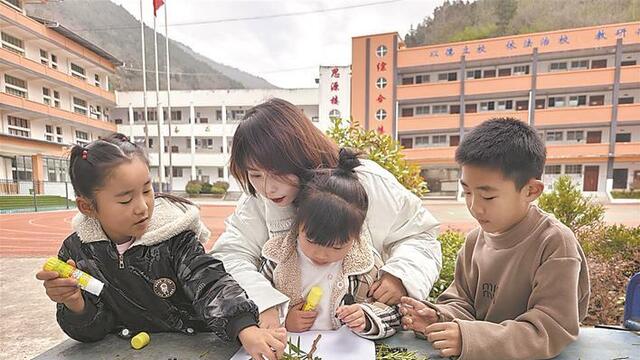 每天往返四十公里山路 “老师妈妈”点亮山里娃求学路