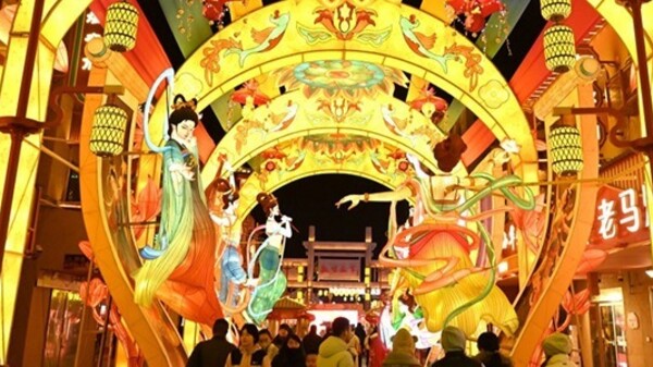 灯火璀璨映丝路　敦煌冬季夜经济热力十足