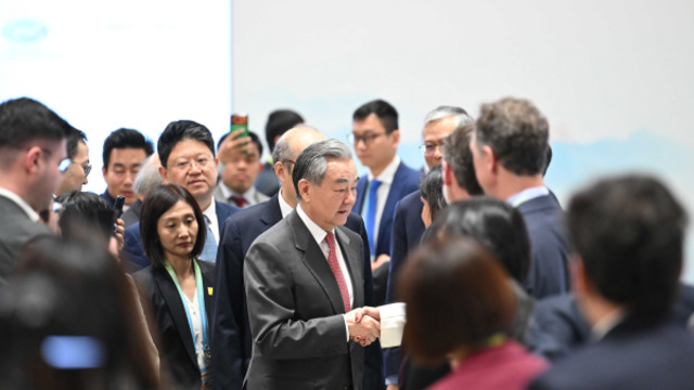 王毅出席2026年亚太经合组织第一次高官会开幕式