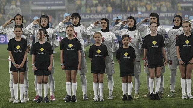 伊朗女足赛前行军礼+高唱国歌，此前集体保持沉默