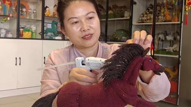 非遗传人上演毛线魔法　走“薪”打造微缩童话王国