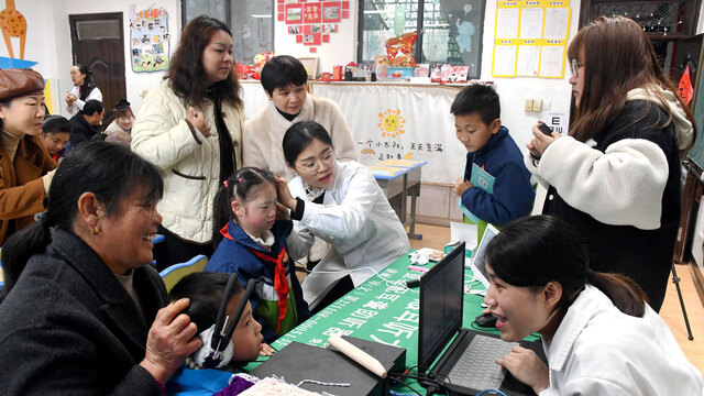 “爱耳日”宣传进校园
