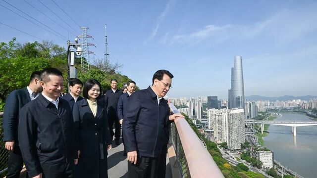 袁家军前往渝中区和九龙坡区检查安全生产工作并看望基层一线劳动者