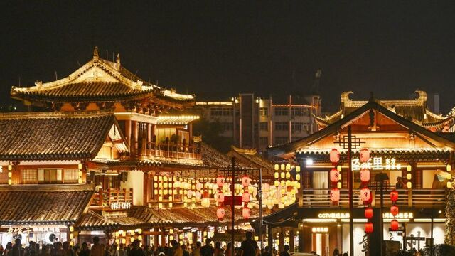 暑期出游升温激活“夜经济”