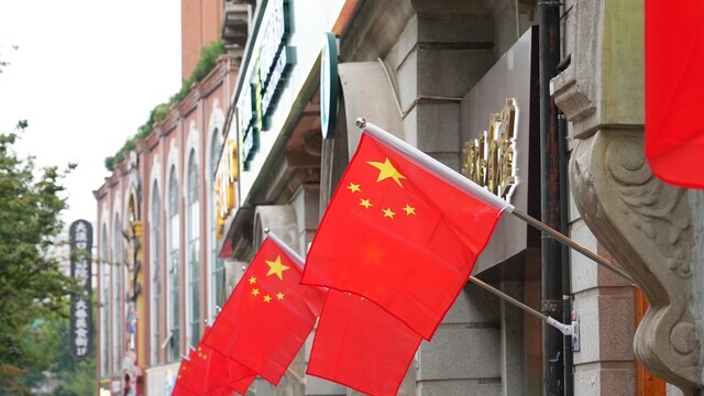 江汉路步行街“红”了
