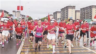健步环城欢度国庆 全民健身展现风采