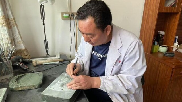 匠人精雕细琢儿媳直播圈粉　两代人“砚”续非遗风采