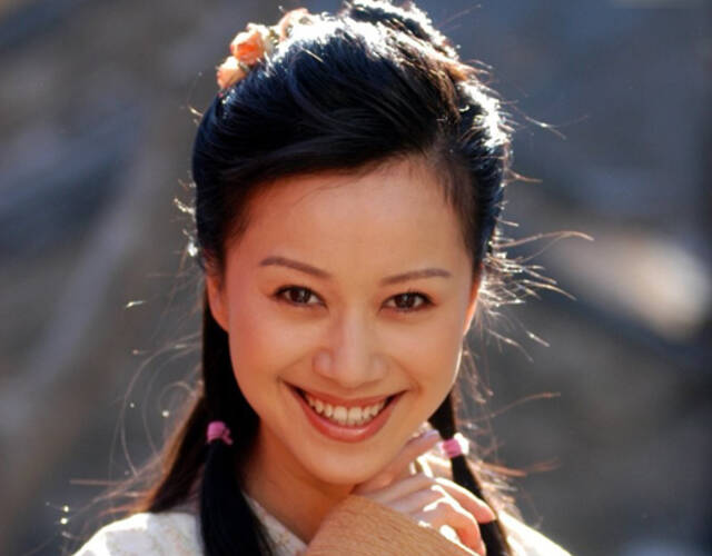 终于2006年倪虹洁参演的《武林外传》红遍大江南北,她扮演的"祝无双"