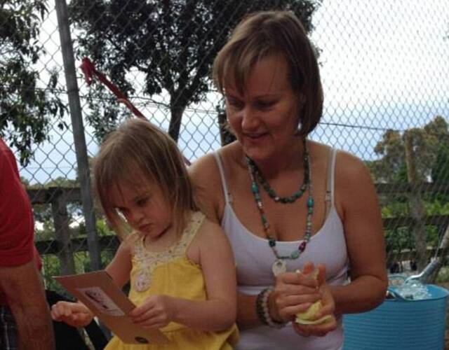 7月13日报道，2012年，住在美国犹他州的一名43岁女子Simone Thurber，在野外河边独自生下了她的第4个孩子。近日，她将分娩视频上传到了网上，获得了5200万的点击量。就连Simone本人也没想到这段22分32秒的视频会引来如此多的关注。图为Simone与4岁女儿Perouze。