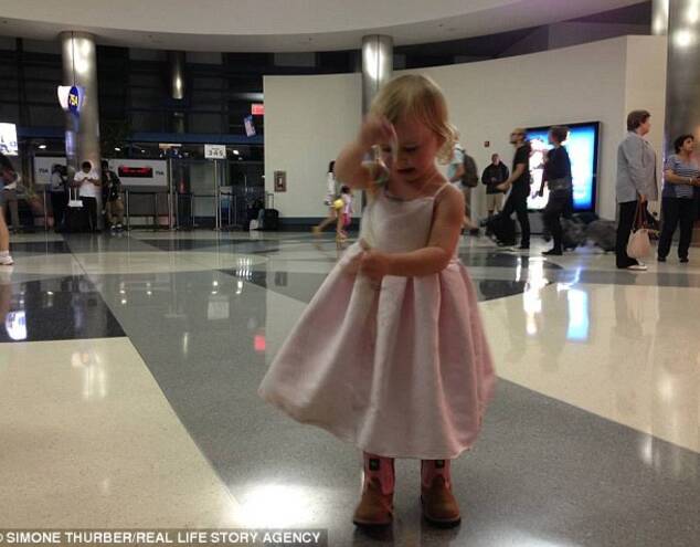 为了庆祝女儿的生日，Simone决定公开当年的河中分娩视频，希望与更多家庭分享新生命到来的欢喜。图为三岁的Perouze 。