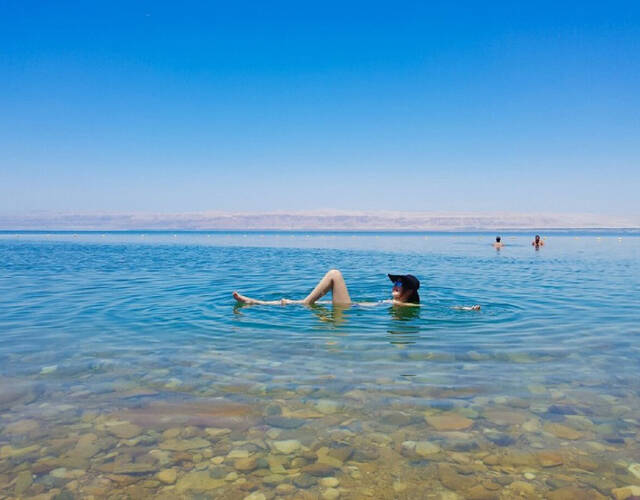 许婧四处旅游 仰卧死海秀美腿