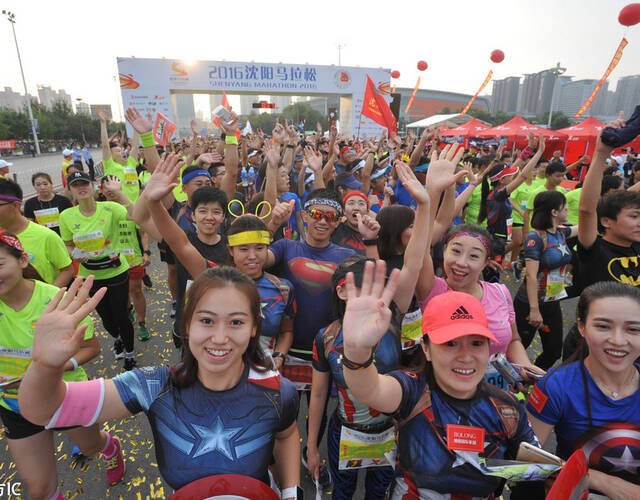 夜跑马拉松吸引1.5万人参赛