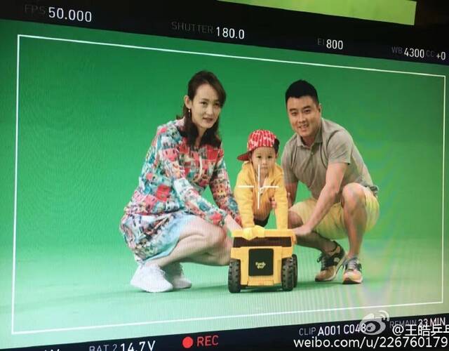 一天的拍摄让小海苔累坏了,王皓写道:"一天拍摄,小小演员很不容易!