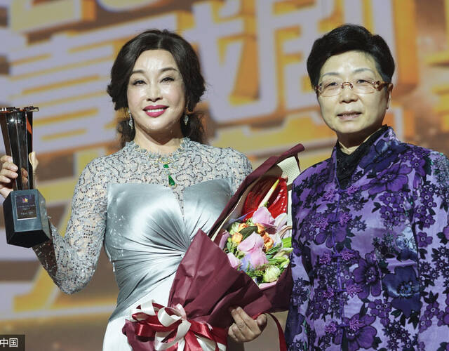 61岁刘晓庆高叉裙秀好身材 与雷恪生同坐热聊