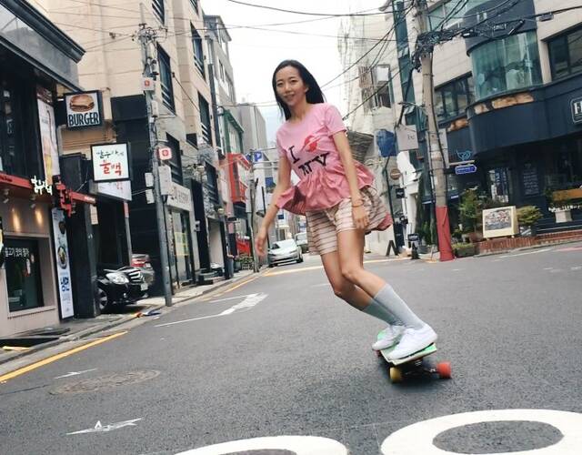高孝周,出生于韩国高阳市,她因一段滑板视频在网络走红.