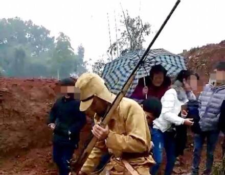手拿"长抢,腰上挂啤酒瓶,脸上画成"日本人"的样子,口中还说"八格牙