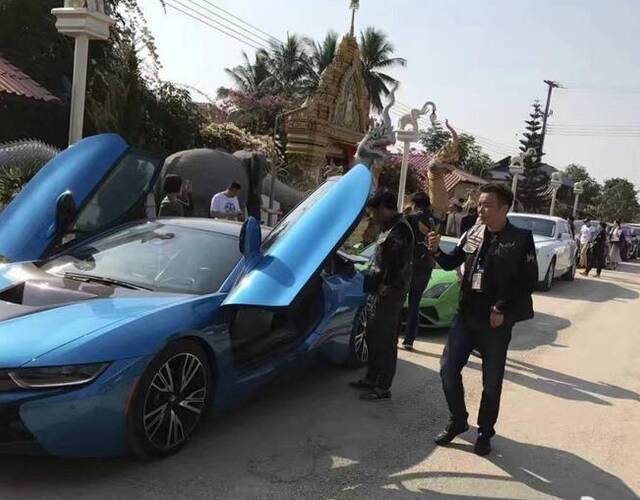 一龙泰国拜佛 豪车队抢眼