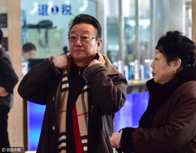 3月7日,70岁的蒋大为携老伴张佩君,女儿蒋怡现身北京机场.