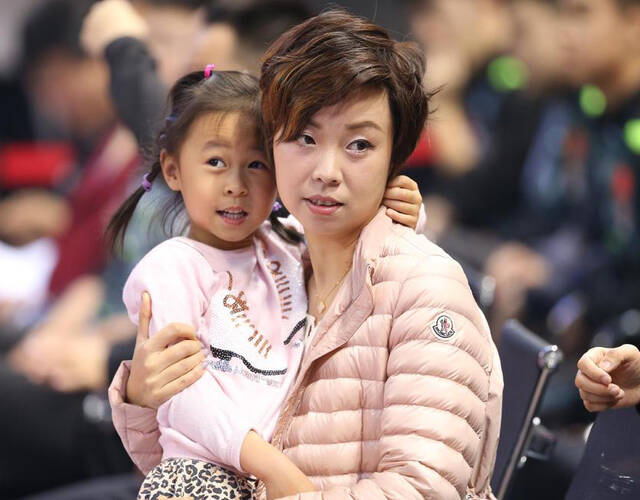 张怡宁和女儿长得很像.