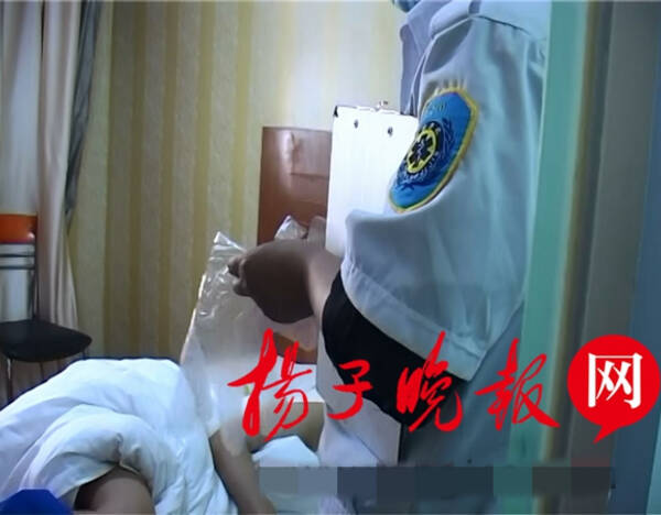 当日中午宾馆工作人员报警称，宾馆一名住店的女青年昏迷不醒，床前一滩血迹。警察赶到现场时，通过前台登记查阅到这名女青年姓陈，安徽安庆人，在这里已经一连住了好几天了。工作人员说，打扫卫生时发现她昏迷不醒，床边有一滩血迹，不知道发生了什么。警察进入客房发现她穿着内衣裹着被子一动不动，看上去她有呼吸，睡得很沉。警察现场叫了她好几声，但她没有反应。在床头的地板上确实有一滩血迹，血迹颜色已经变深。