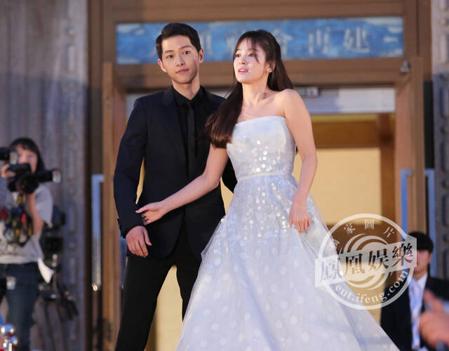 荧屏情侣穿着礼服亮相,宛如新婚小夫妇,宋仲基全程护驾宋慧乔.