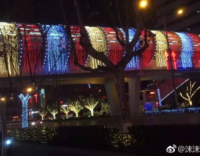 3月19日凌晨4时许，曾被市民誉为“西安最美天桥”的西安经开区凤城一路与未央路十字过街天桥突发大火，面目全非，工作人员目前已将天桥封闭，禁止通行。
