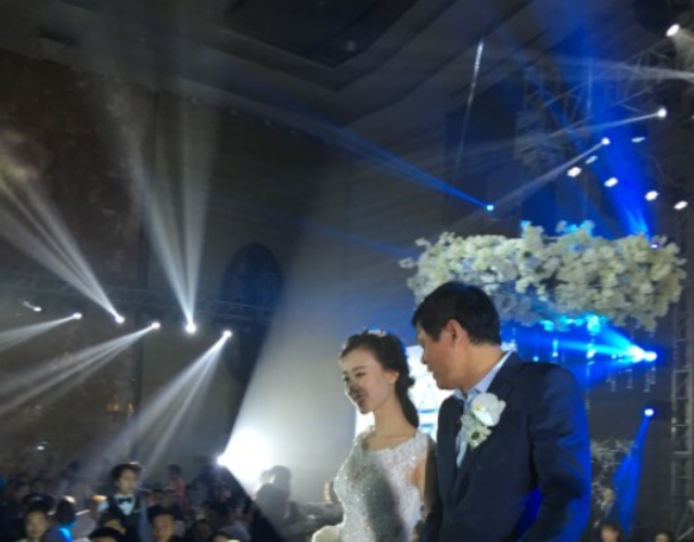 前中国男足队长范志毅在美丽的南太湖畔迎娶了小自己17岁的新娘张梦瑾