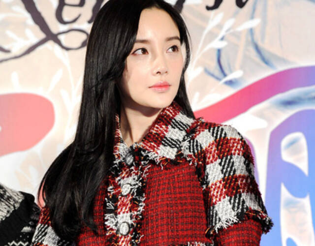 颜值重回巅峰!李小璐短皮裙大秀白嫩筷子腿