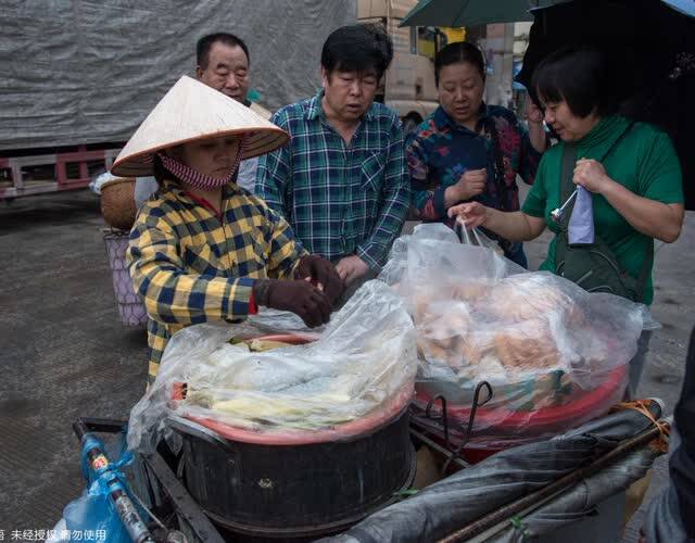 越南大妈每天到中国卖小吃日赚两百元