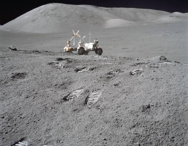 在"阿波罗17号"期间,lrv附近的月球表面上看到宇航员的脚印.