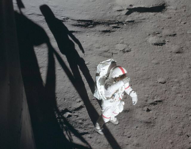 1971年2月阿波罗14号宇航员艾伦·谢泼德在月球表面.