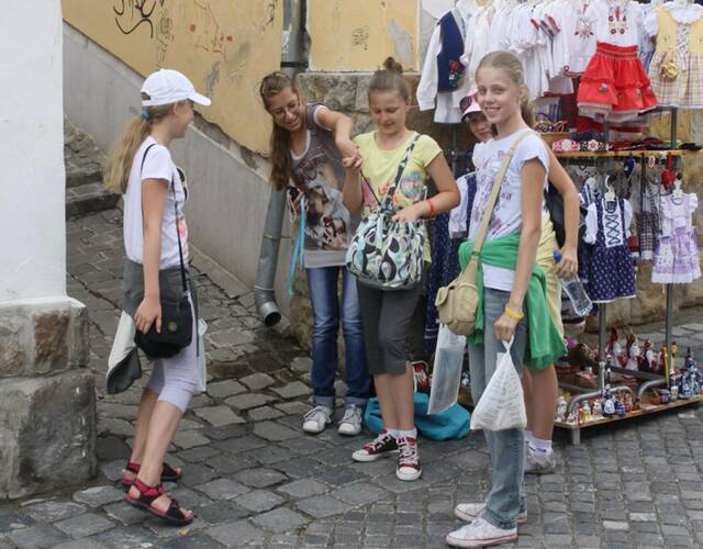 乌克兰街头的小姑娘,身材高挑,从小就是美人坯子.