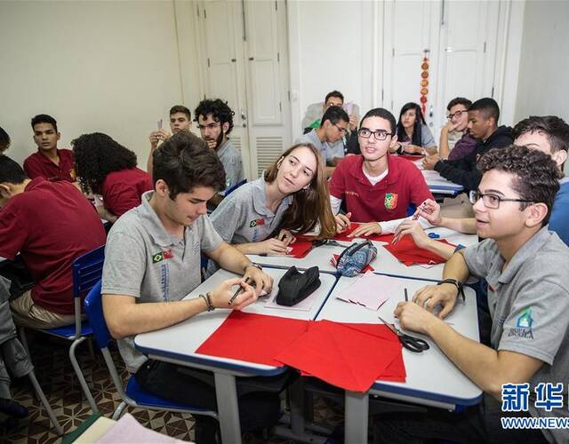 　　8月11日，学生在巴西尼泰罗伊市的若阿金·戈麦斯·德索萨葡中双语学校课堂上学习剪纸。 　　若阿金·戈麦斯·德索萨葡中双语学校于2015年2月正式启动，这所位于尼泰罗伊市的学校由里约热内卢州政府和里约天主教大学孔子学院共同创办，也是巴西境内第一所以葡萄牙语、中文和英语三语为教学语言的公立高等中学。最初学校计划每年招收72名学生，分为3个班，但后来需求不断增加，今年招收了130人，现在学校大约有学生250名。 　　新华社记者 李明 摄