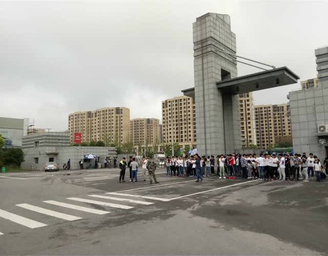 马女士说，当她知道这个情况时，小马已经在医院里了。“9 月 4 号早上 6点左右，医生就宣布他没了（去世了）。好端端的一个孩子，就这么没了，他才 17岁啊！”图为事发学校。