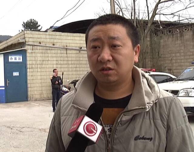1月22日，邹师傅在漓江路将车停在路边办事，被执法民警贴了罚单，想到春节期间乘客多能够多跑点钱就年后再去处理罚单。