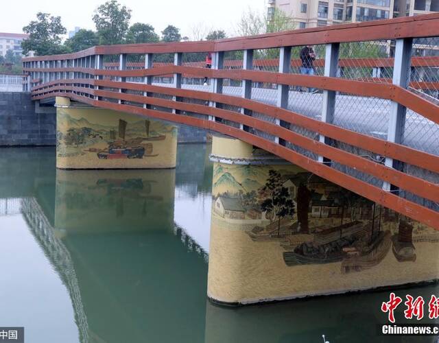 湖南现最美"桥墩涂鸦" 绘制方法引市民好奇   