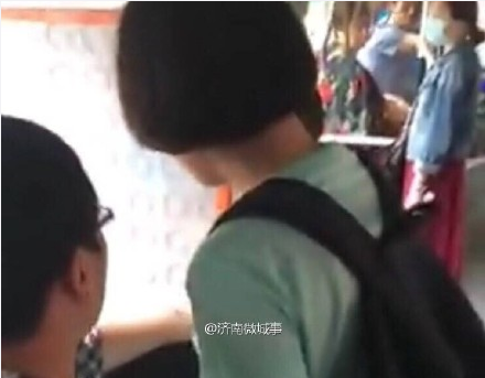 济南公交女色狼向驾驶员求抱抱