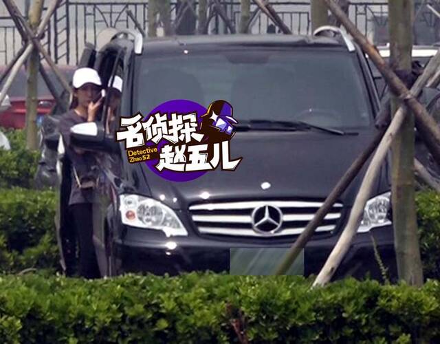 秦海璐地下车库"发神经 挠墙捶地掐脖子