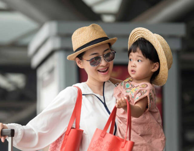 梅婷携女儿现身机场 快快呆萌可爱